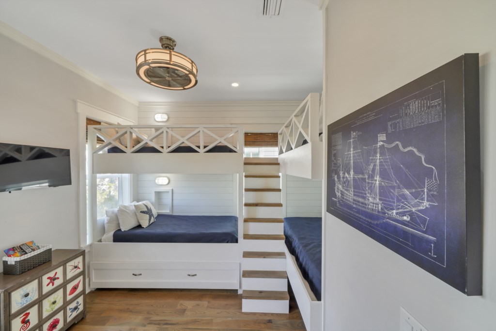 4 built in bunk beds with accommodations for 4