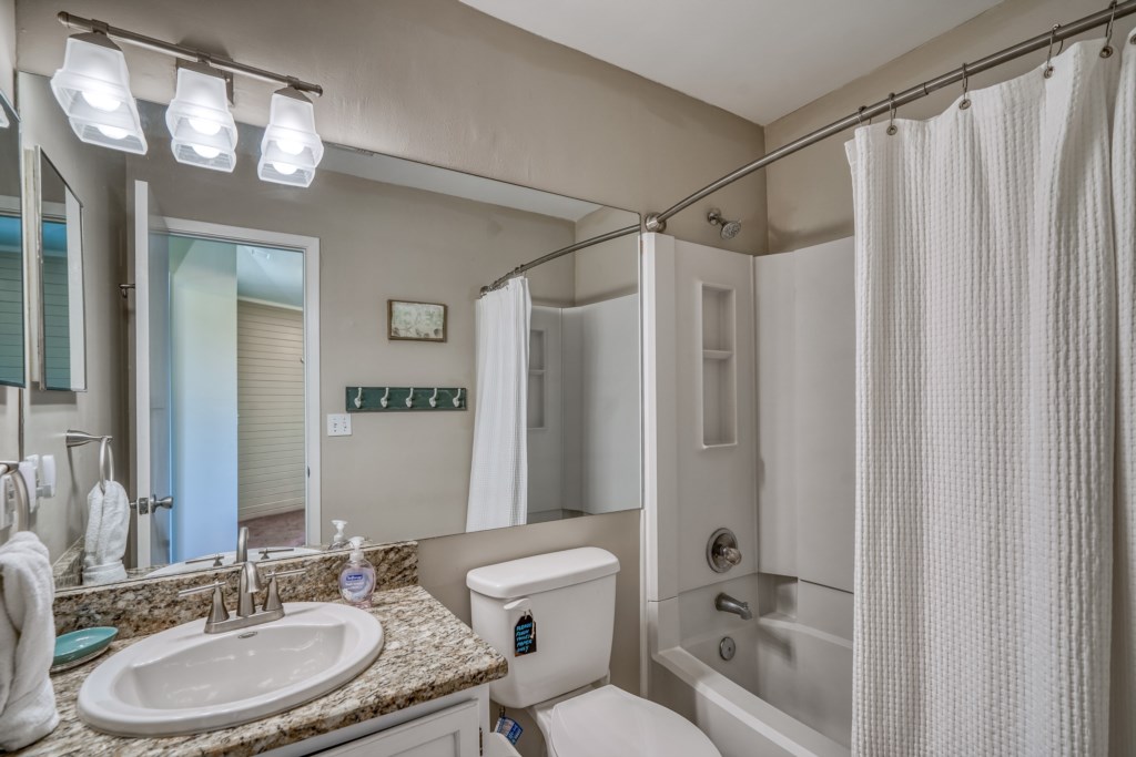 Guest bathroom with shower/tub combination 