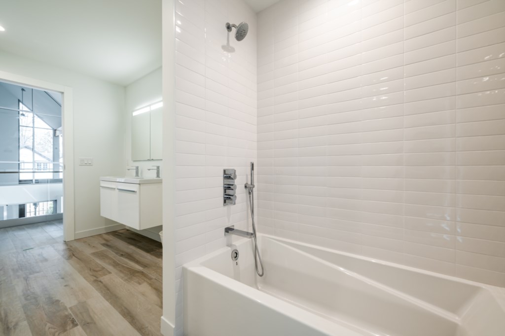 Second Floor Full Bathroom (Tub/Shower Combo)