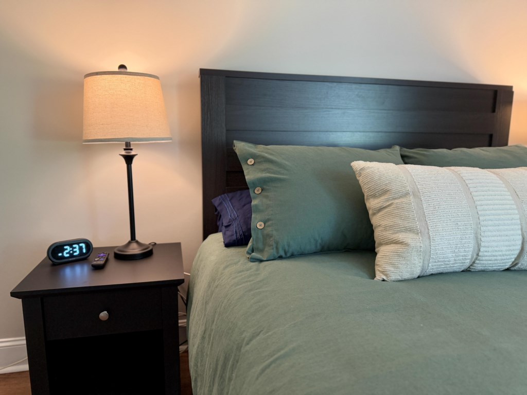 LeesburgeEscapegreenqueenbedroom