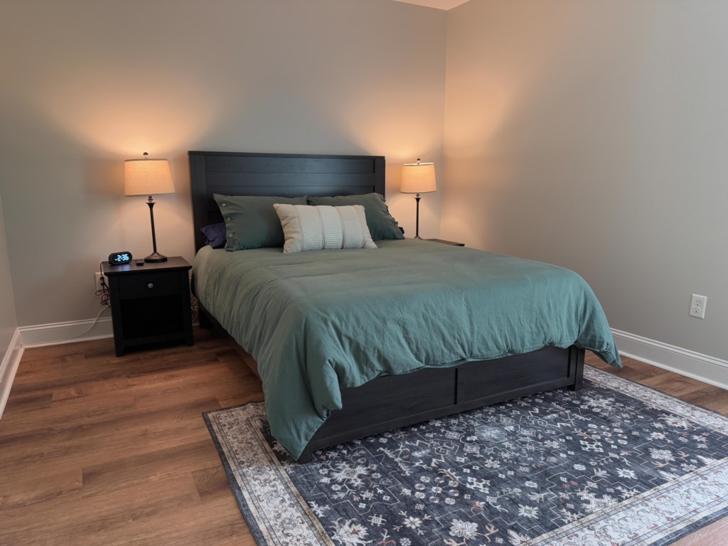 LeesburgeEscapegreenqueenbedroom2