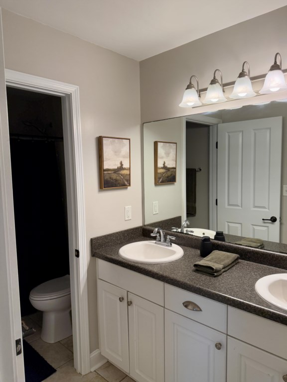 LeesburgeEscapehallwaybathroom