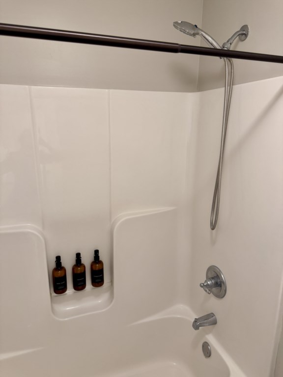 LeesburgeEscapehallwaybathroomtubandshower