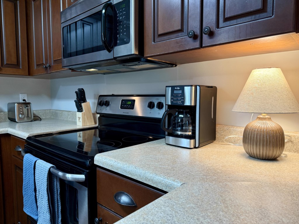 LeesburgeEscapekitchenmicrowaveandcoffeemaker