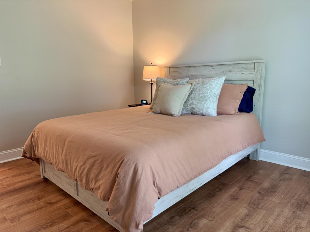 Leesburge Escape orange queen bedroom