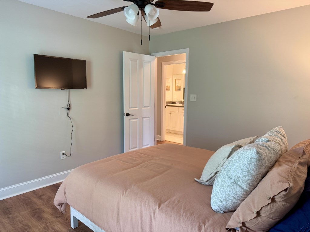 Leesburge Escape orange queen bedroom 2