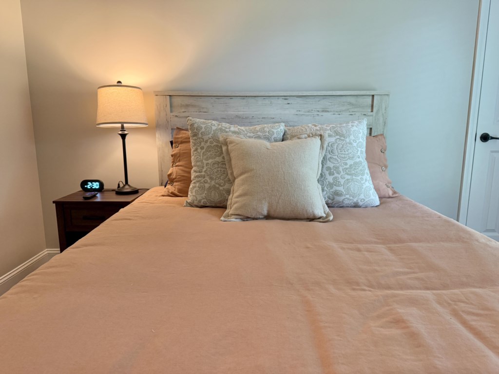 Leesburge Escape orange queen bedroom 4