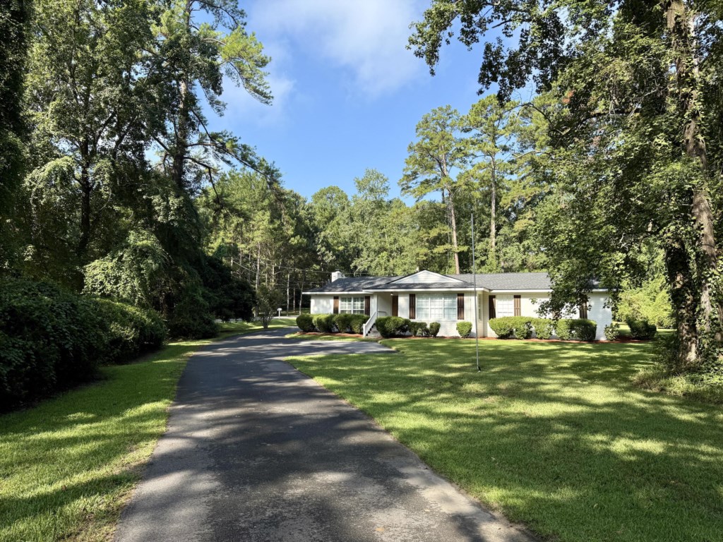 116 west club dr home entrance 3