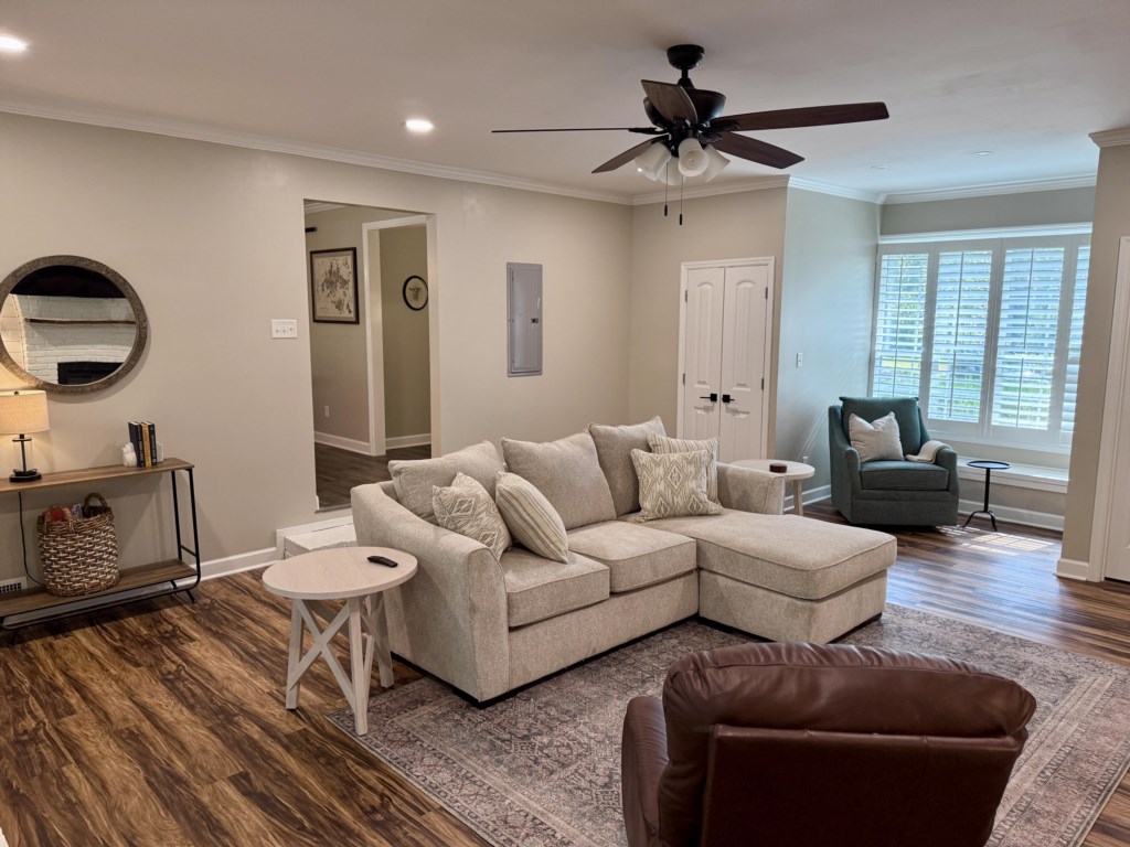 116 west club dr living room different angle