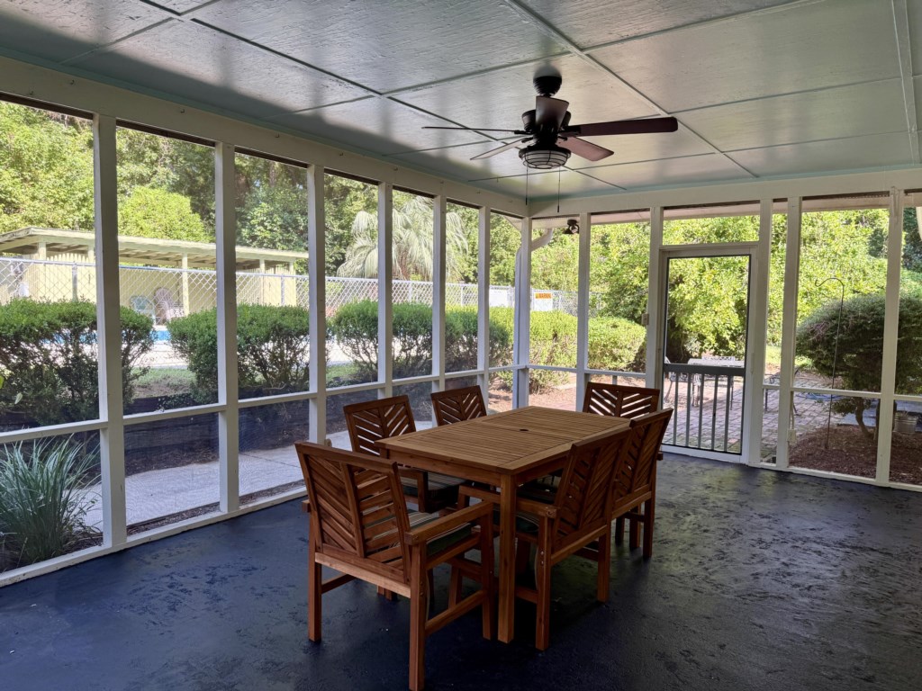 116 west club dr outdoor screened patio with seating