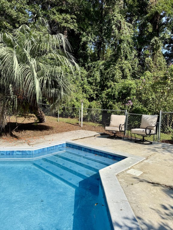 116 west club dr pool steps