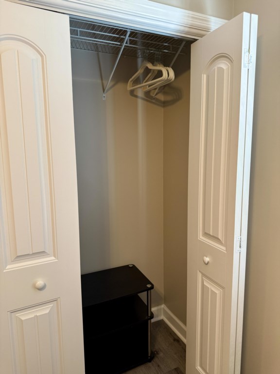 116 west club dr queen bedroom closet