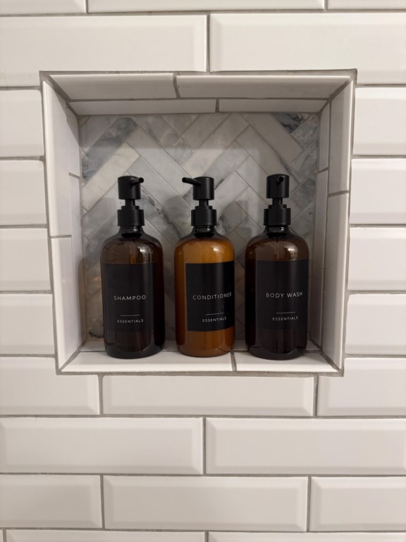 116 west club dr shower amenities