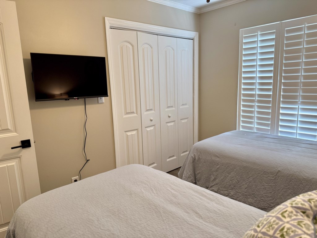 116 west club dr twin bedroom tv