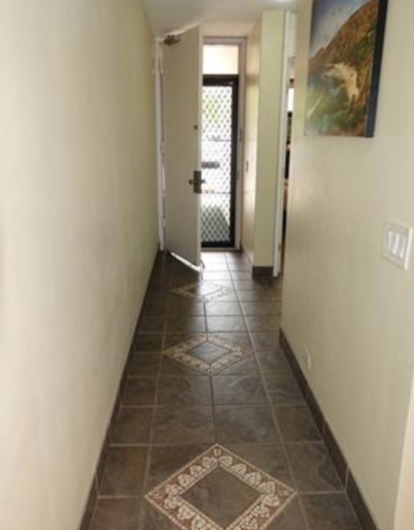 Tiled entry way making it easy to leave the sand at the door.