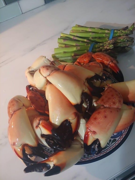 See Monica at Island Court Seafood!  Fresh crab = yum!
