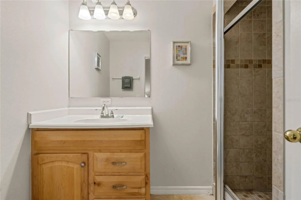 queen ensuite   bathroom.jpg