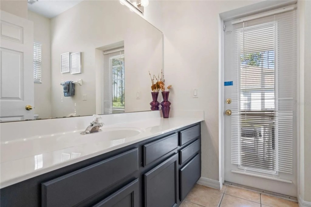 twin shared bathroom .jpg