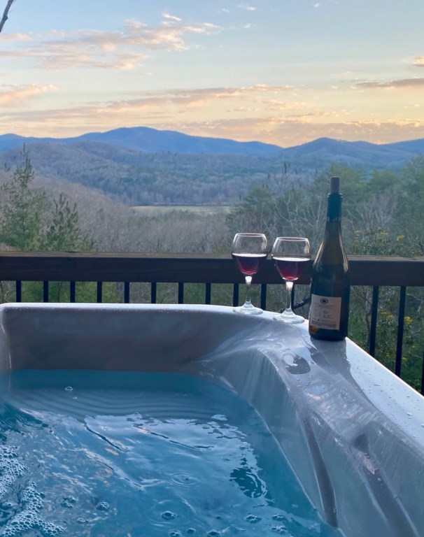 Hot tub over looking the mountains 