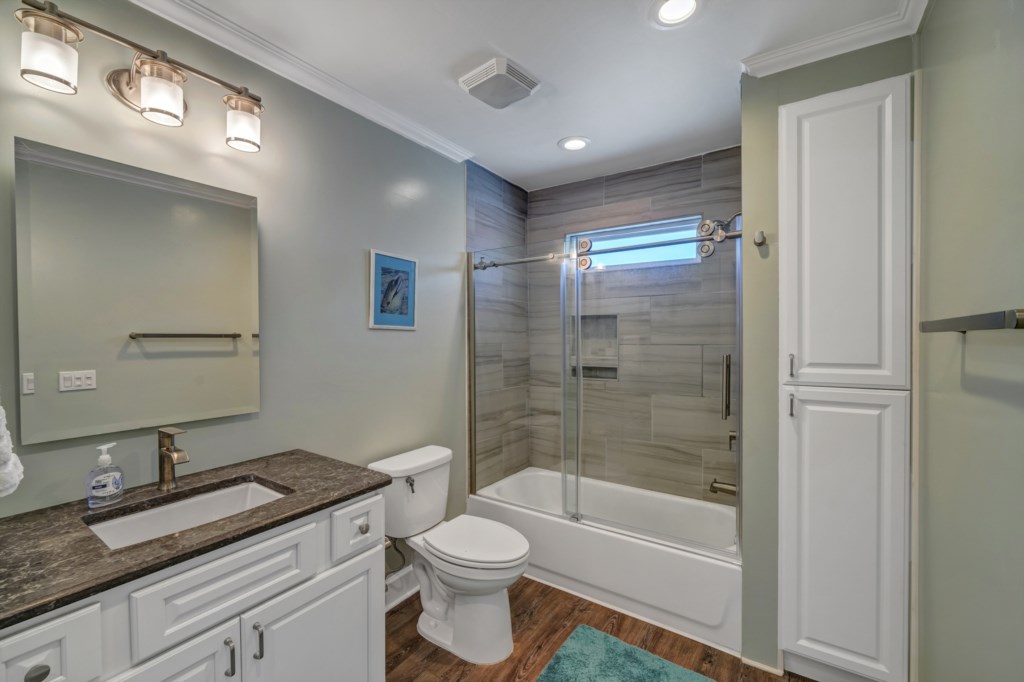 Guest bath with shower/tub combination 