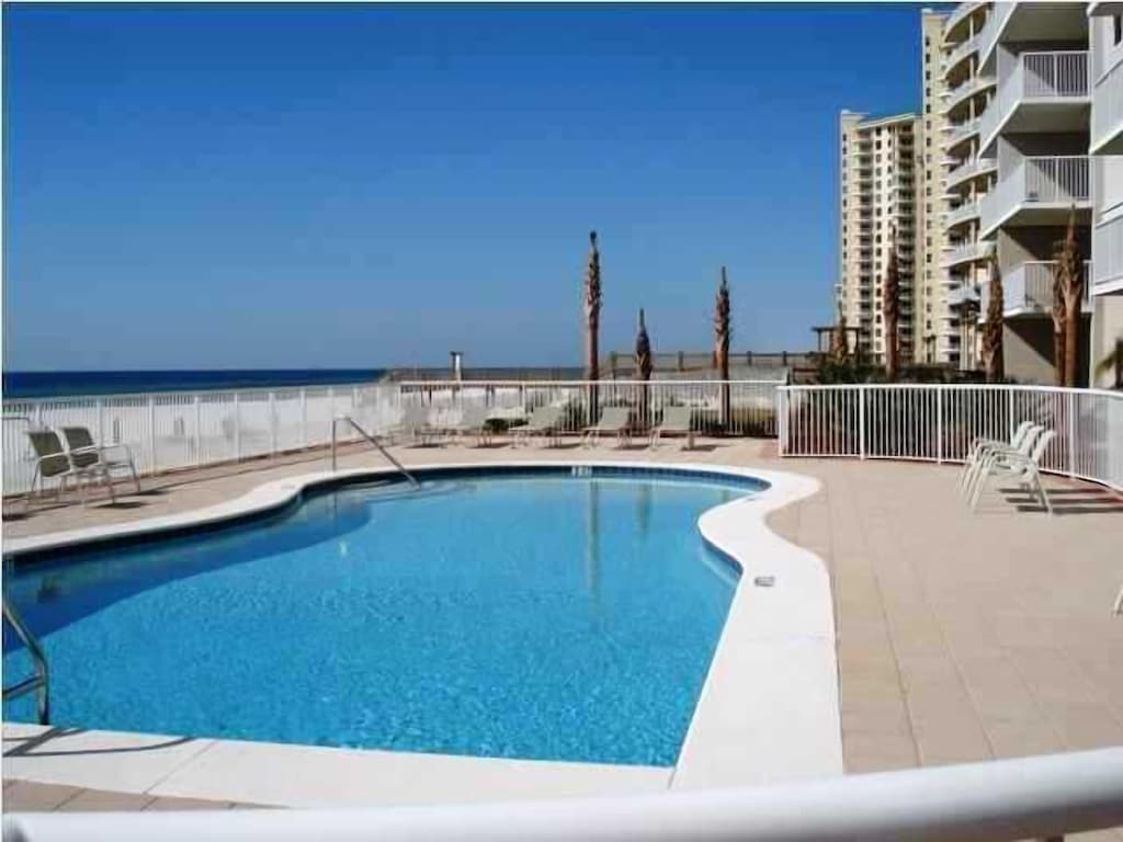 Large outdoor pool. Pristine views over the beach!