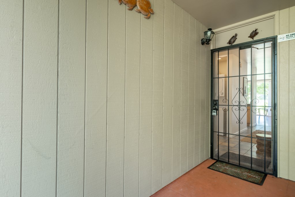 Entryway with screen door and festive turtles, inviting you into our gorgeous hideout in Kuilima Estates.