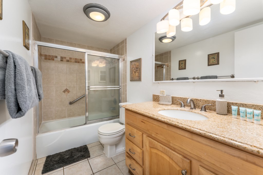 Bathroom with shower/tub combo, towels and beach towels are provided