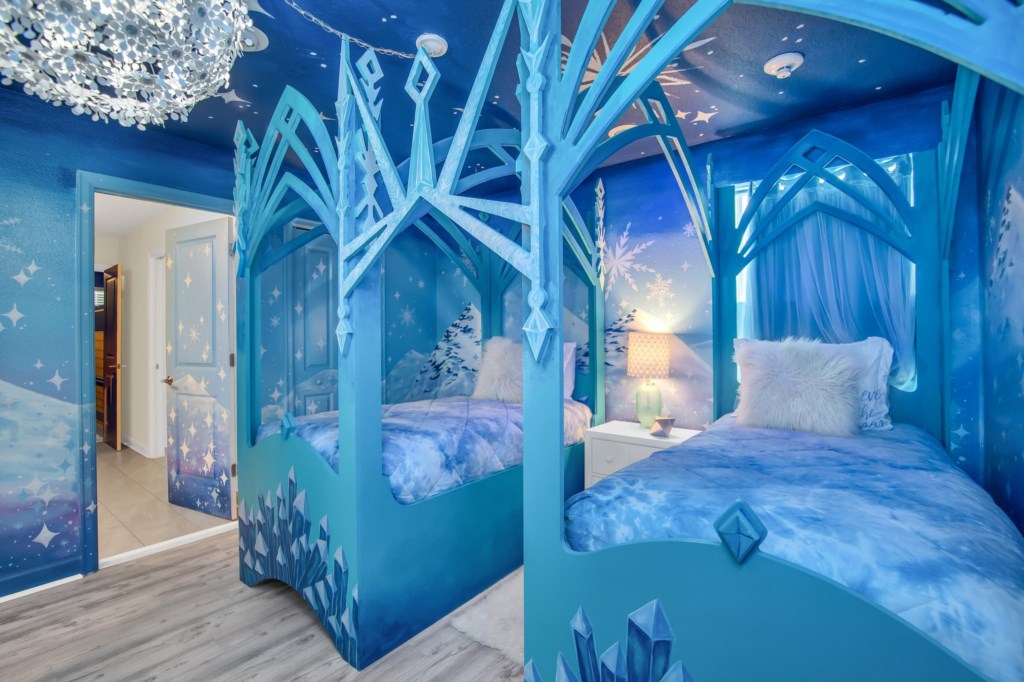 Twin beds in Frozen room