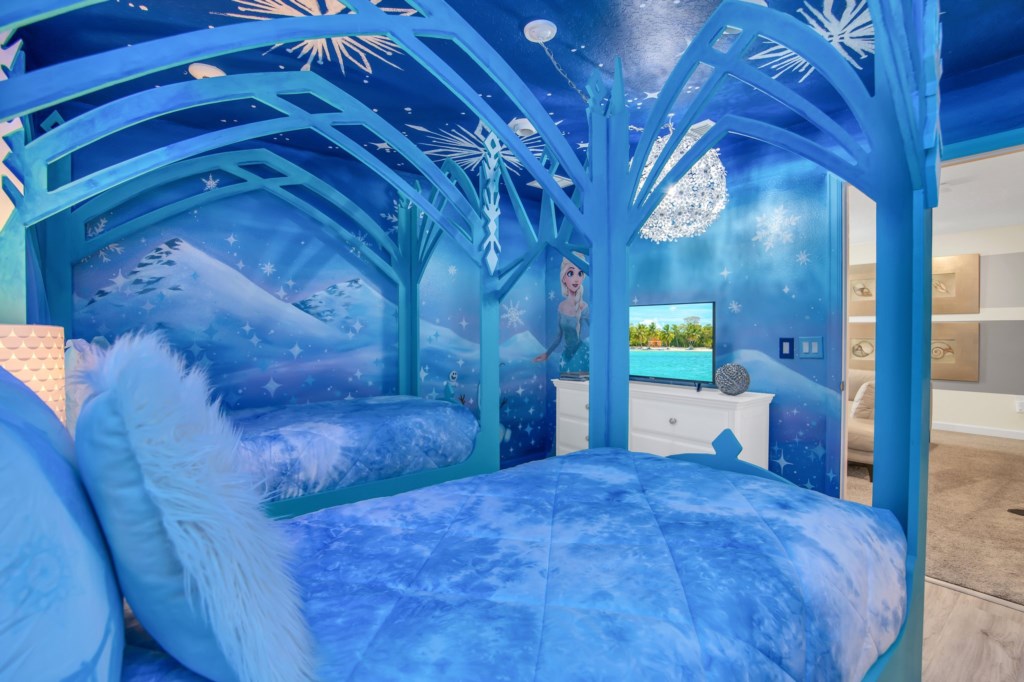 Incredible Frozen room with twin beds