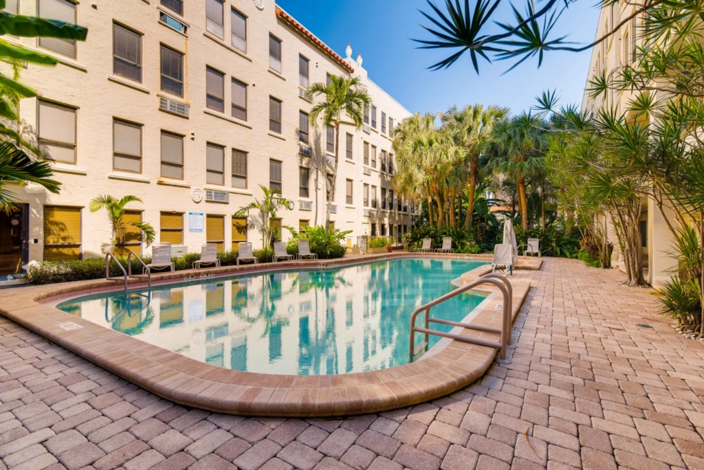 Palm Beach Hotel pool