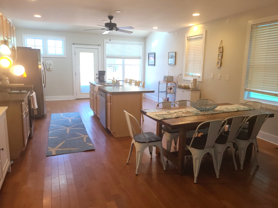Large Eat in Kitchen with seating for 8
