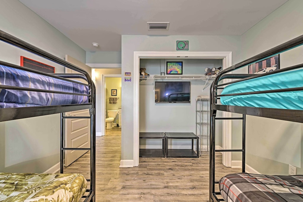 Bedroom 3 (Club Shark Tank) | 2 Twin Bunk Beds | Linens Provided | Streaming TV