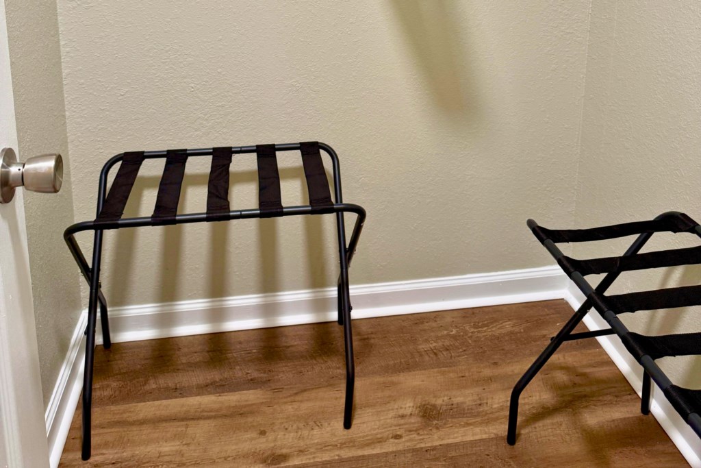 232 Mimosa Stay Closet luggage rack stands