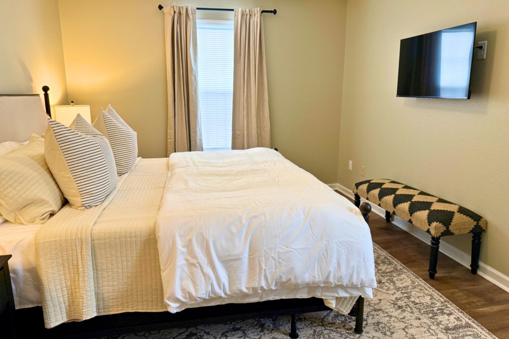 232 Mimosa Stay Master King Bedroom