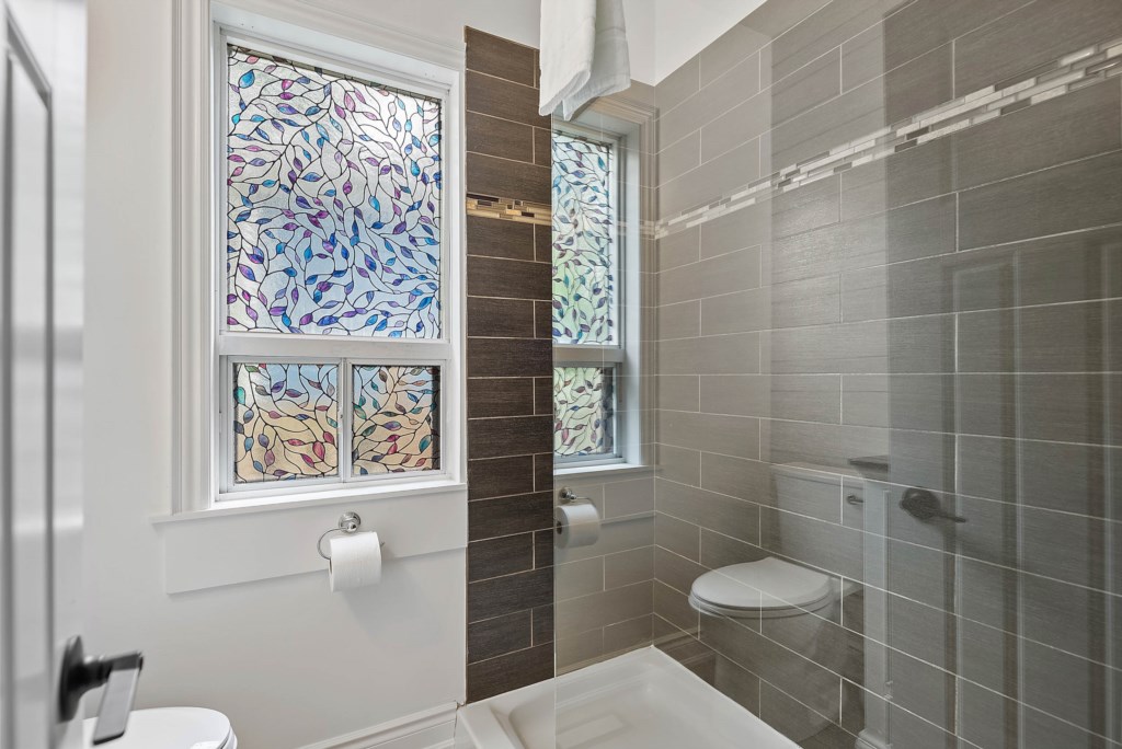 Shared bathroom with walk-in shower - La Petite Maison, Old Town Niagara-on-the-Lake