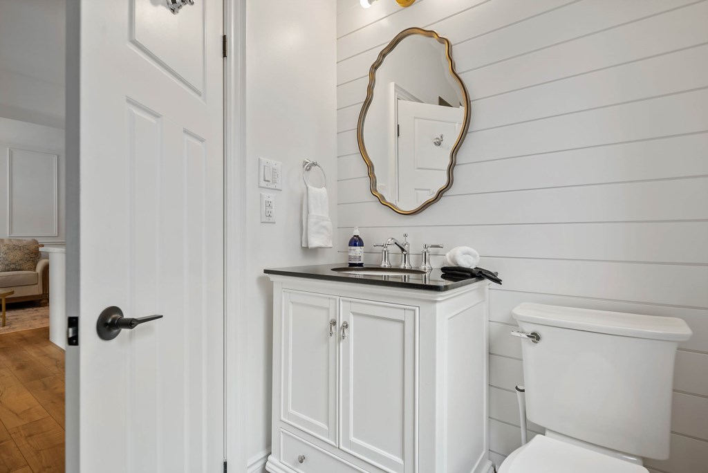 Shared bathroom with walk-in shower - La Petite Maison, Old Town Niagara-on-the-Lake