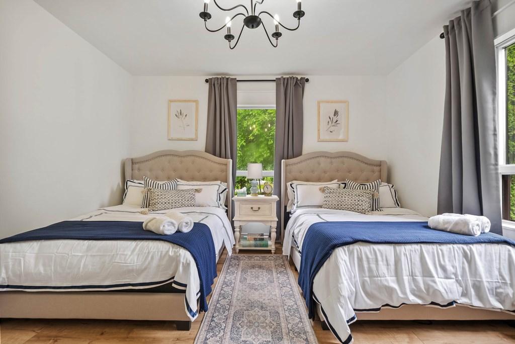 Two double beds - La Petite Maison, Old Town Niagara-on-the-Lake