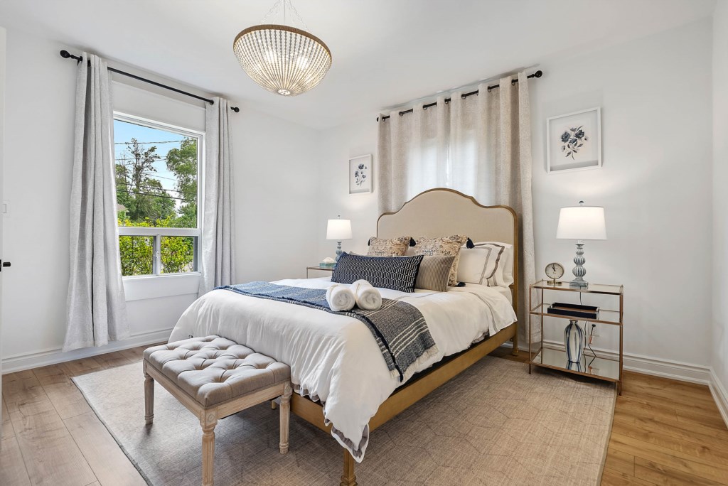 Queen bedroom with ensuite bathroom - La Petite Maison, Old Town Niagara-on-the-Lake