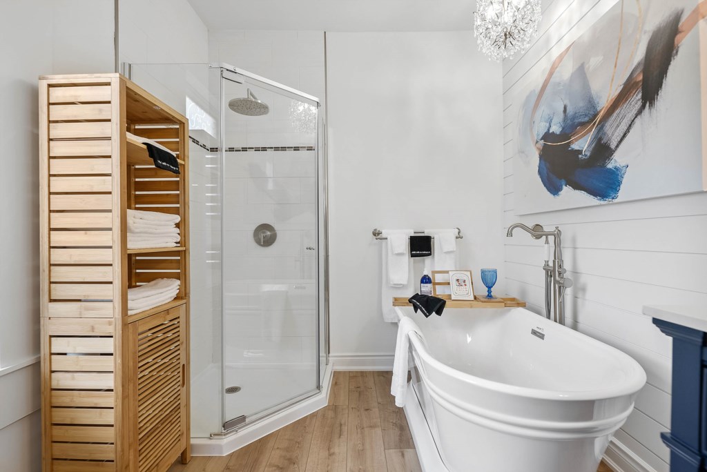 Ensuite bath with tub and walk-in shower - La Petite Maison, Old Town Niagara-on-the-Lake