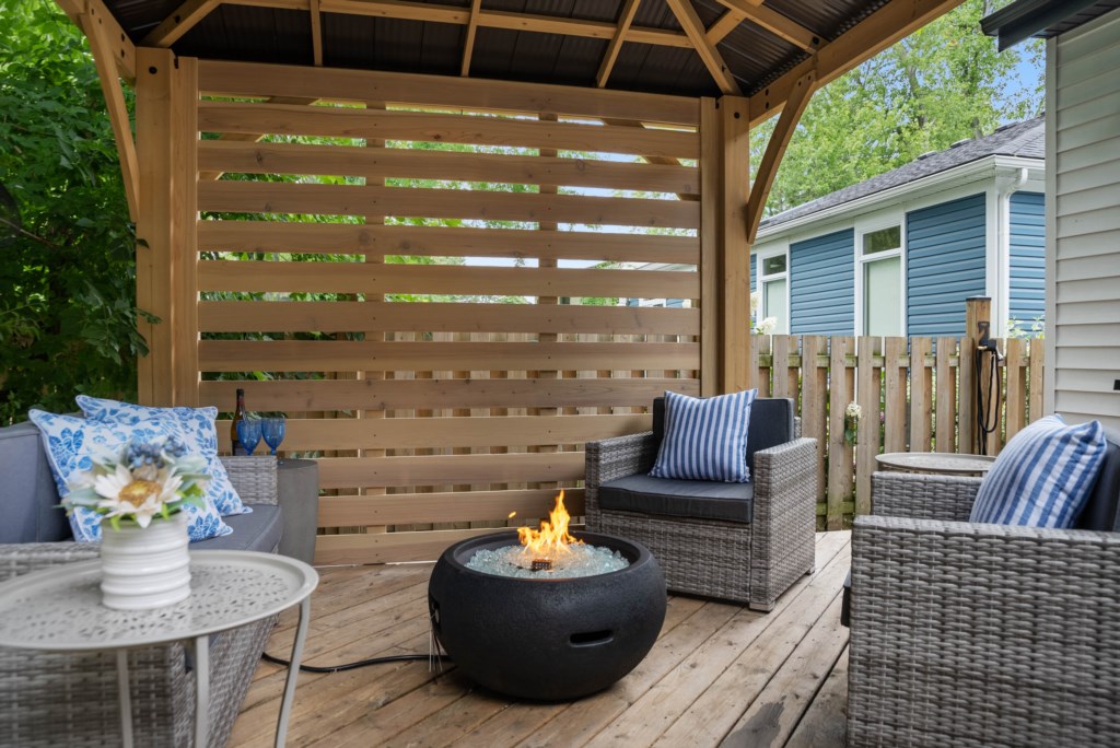 Relax in the evening on the private patio around the propane firebowl - La Petite Maison
