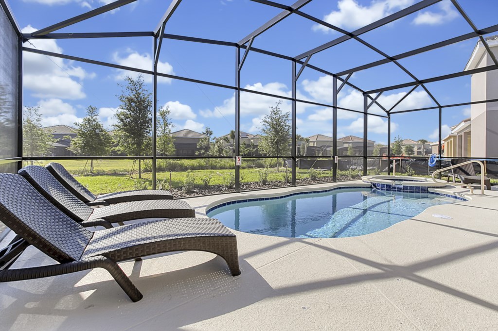 37 Pool Area with View 290323.jpg