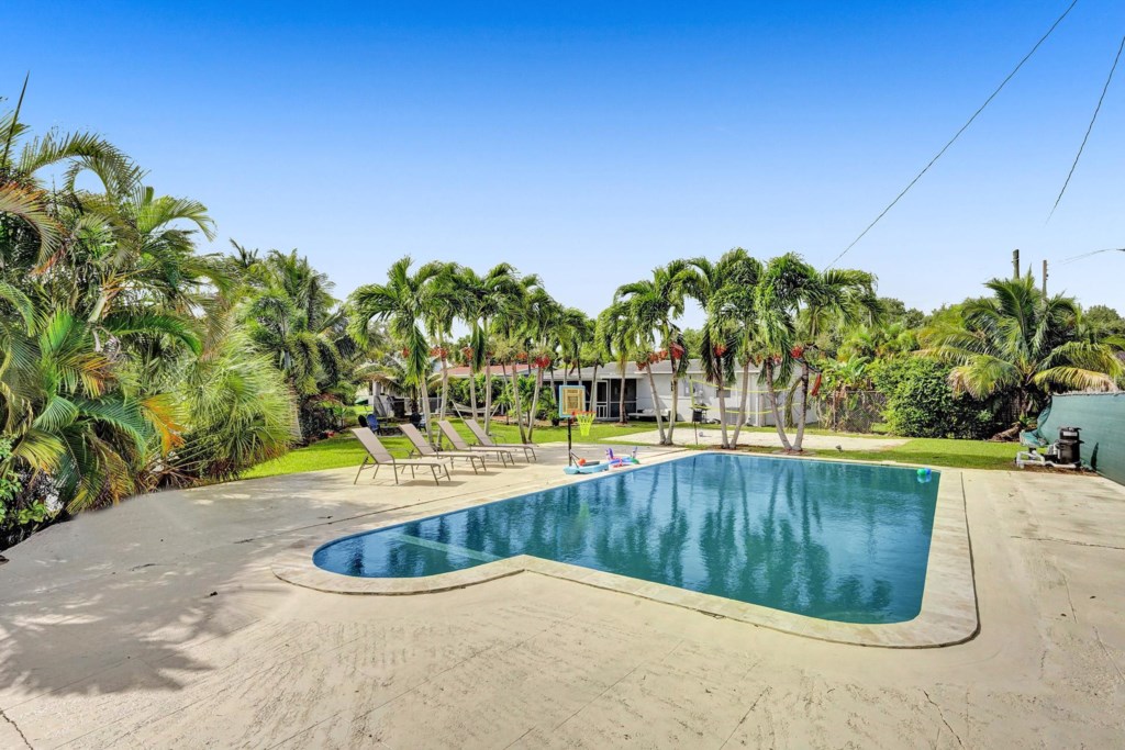 CASA LAGO DANIA WATERFRONT HOME WITH PRIVATE POOL