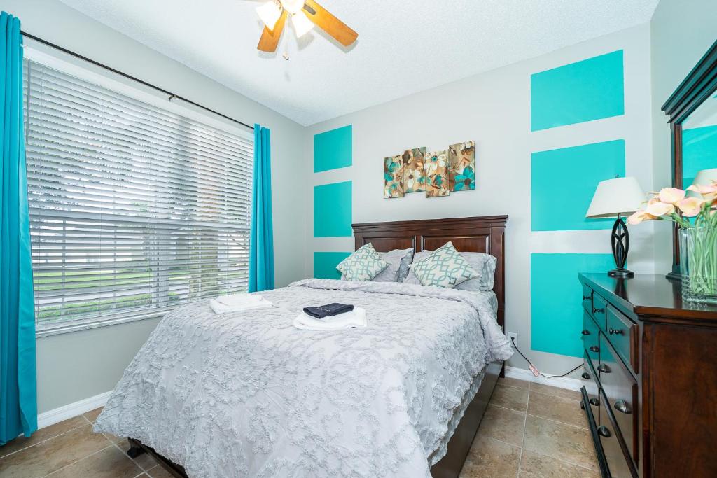 Bedroom 2- Queen Bed