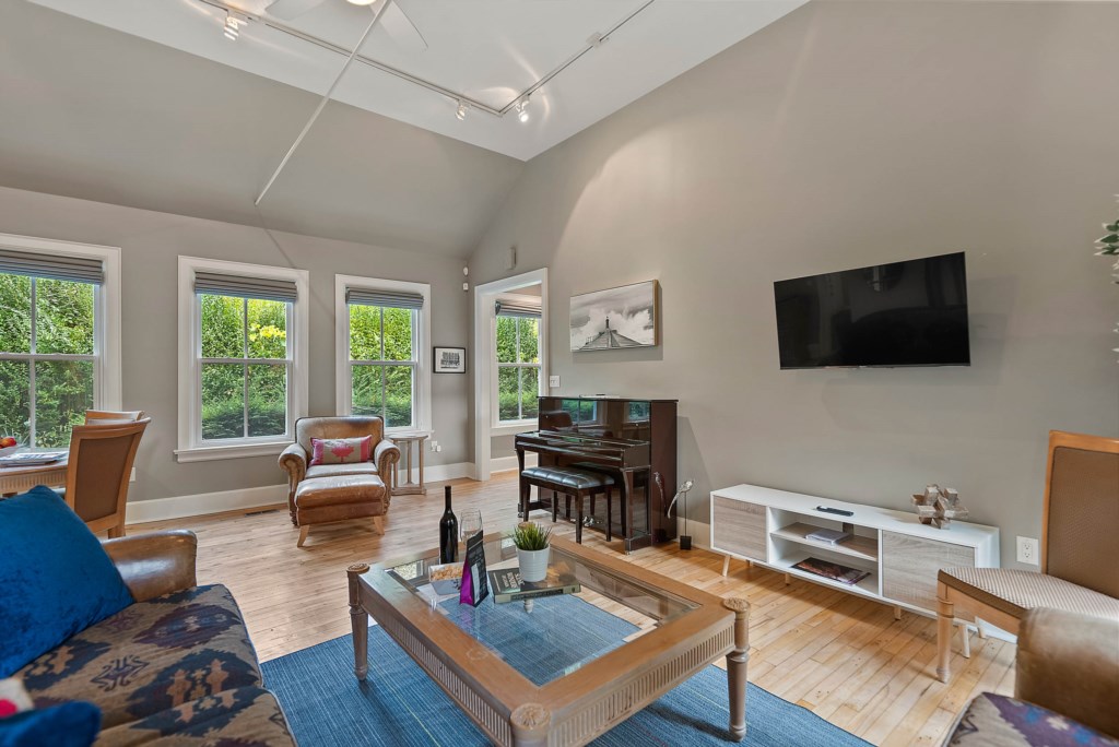 TV & piano to enjoy in the living space - Kindergarten Schoolhouse - Niagara-on-the-Lake