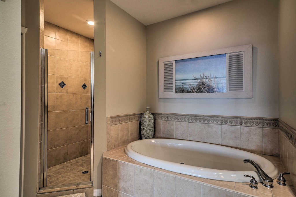 Full En-Suite Bathroom | Jetted Tub | Walk-In Shower