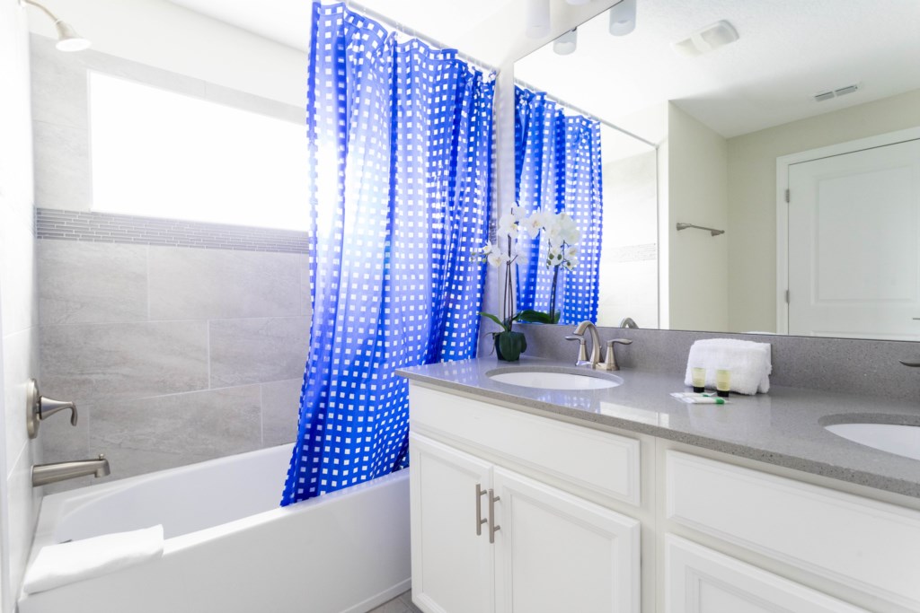 Master bathroom w/ shower/tub combo and double sinks