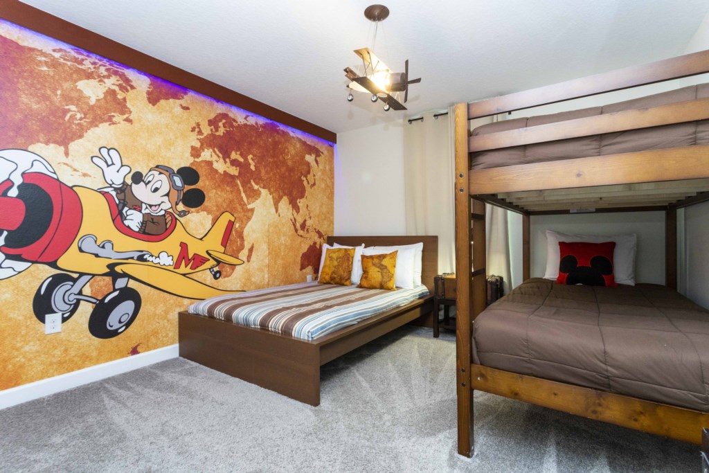 Themed bedroom w/ full + twin over twin bunk bed