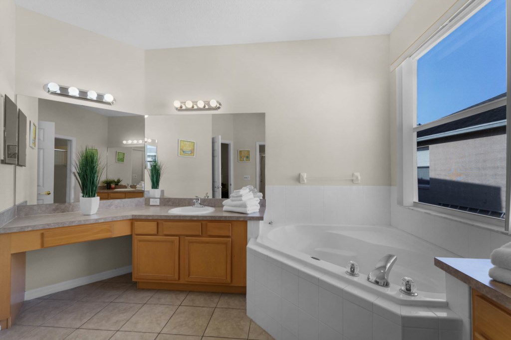 Master Bathroom (In-Suite)