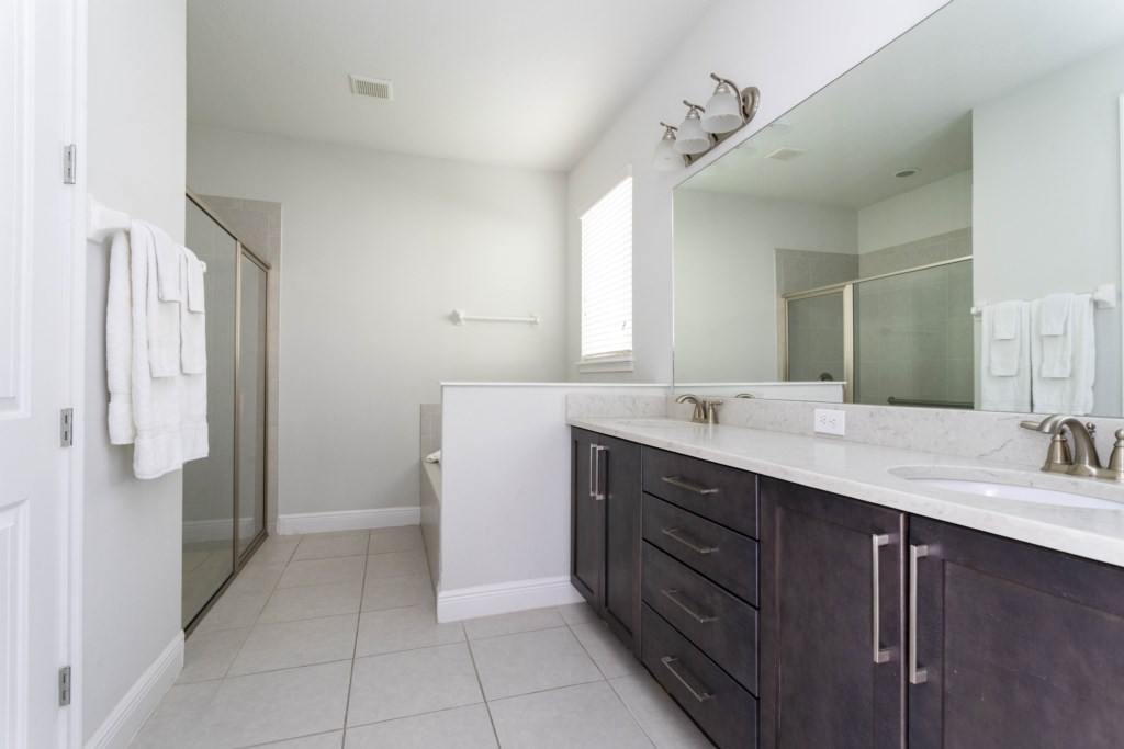 Master Suite Bath w/ Double Sinks, Walk-In Shower & Bath Tub