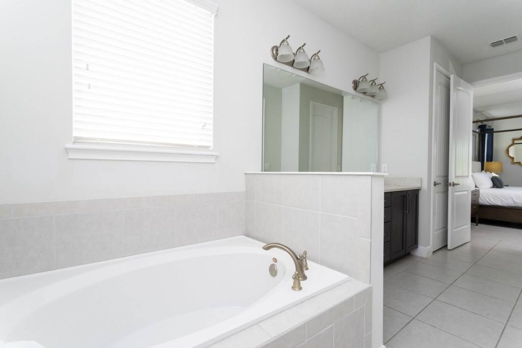 Master Suite Bath w/ Double Sinks, Walk-In Shower & Bath Tub